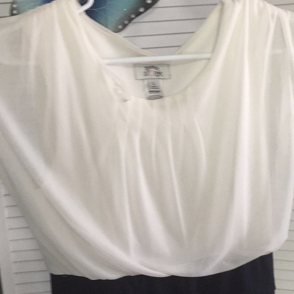 Short sleeves to knees dress - Picture 2 of 3